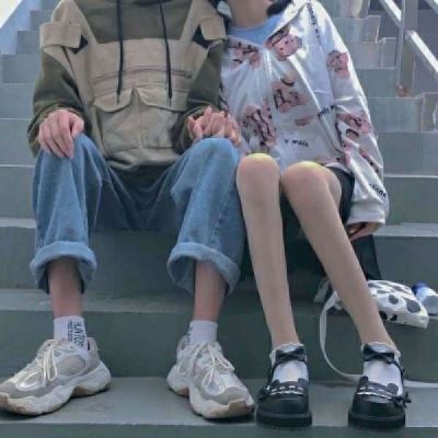 情侣头像一左一右始于初见止于终老 愿你被世界温柔以待图片