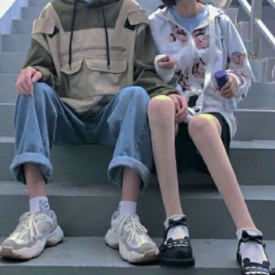 情侣头像一左一右始于初见止于终老 愿你被世界温柔以待图片