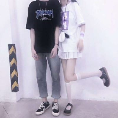 情侣头像一左一右始于初见止于终老 愿你被世界温柔以待图片