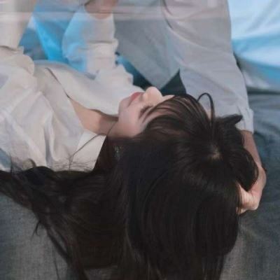 情侣头像一左一右始于初见止于终老 愿你被世界温柔以待图片