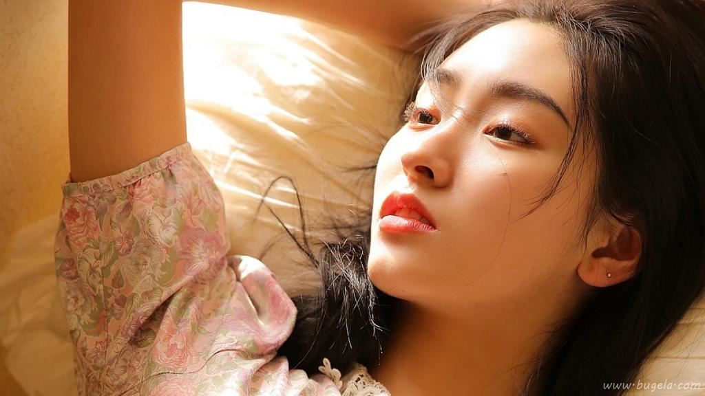 妩媚的迷人美女图片