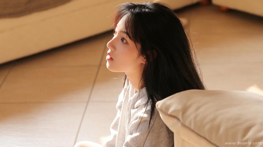 暖色系漂亮美女私房照图片