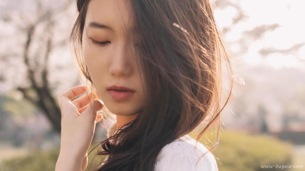 知性优雅美女户外图片