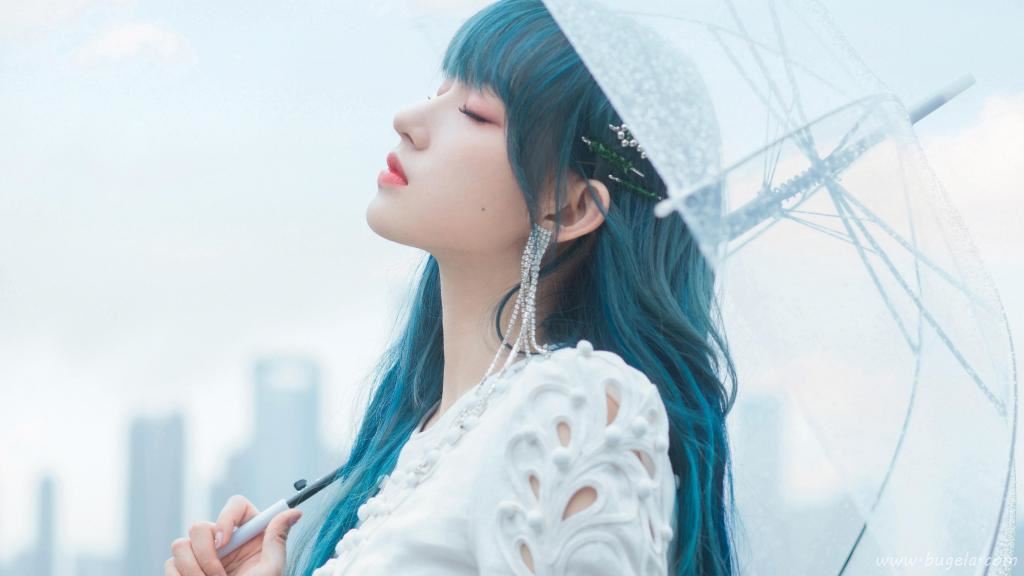 程潇蓝发白裙唯美清新写真图片