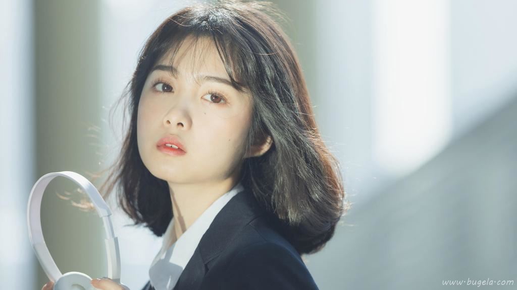 秀外慧中的短发美女图片