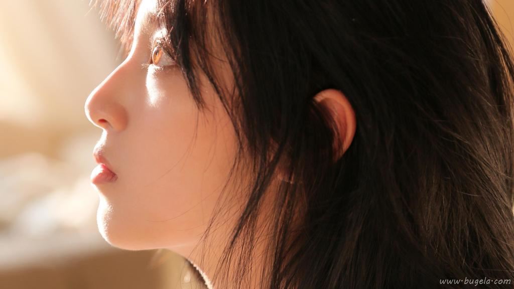 暖色系漂亮美女私房照图片