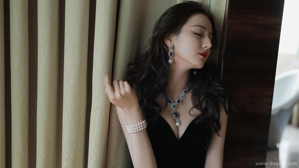 迪丽热巴黑色深V抹胸长裙性感写真图片
