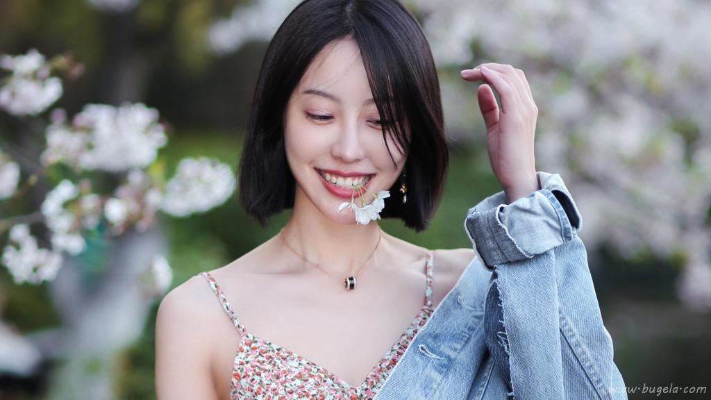 短发美女吊带图片