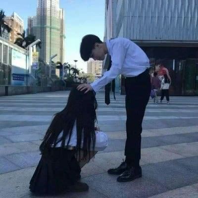 情头像情侣双人两张,喜欢的人也许会迟到,但从不会缺席图片