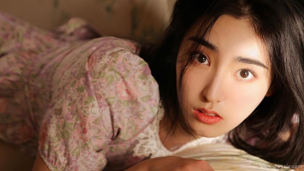 妩媚的迷人美女图片