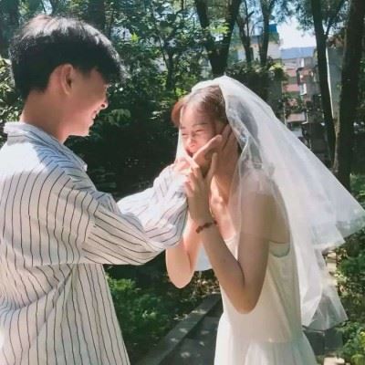 情头像情侣双人两张,喜欢的人也许会迟到,但从不会缺席图片