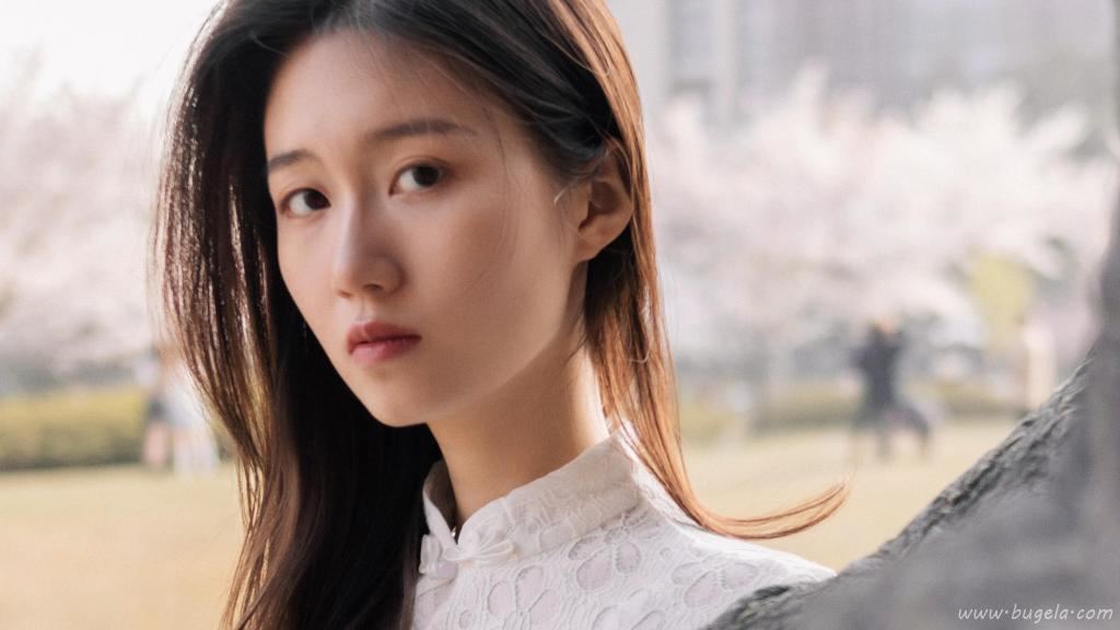 知性优雅美女户外图片