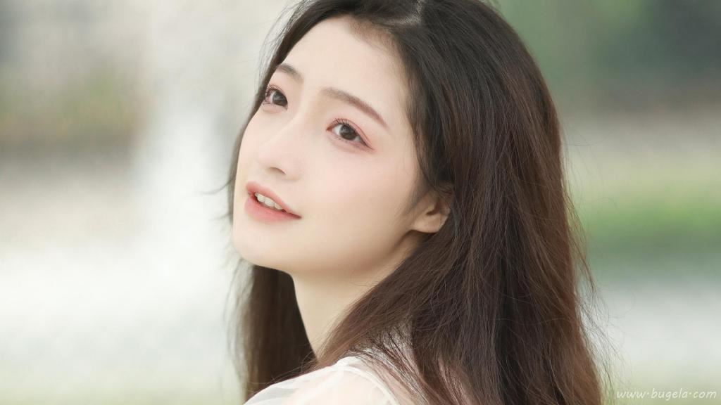 美丽大方的漂亮小姐姐图片