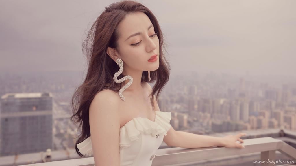 迪丽热巴性感白色长裙优雅写真图片