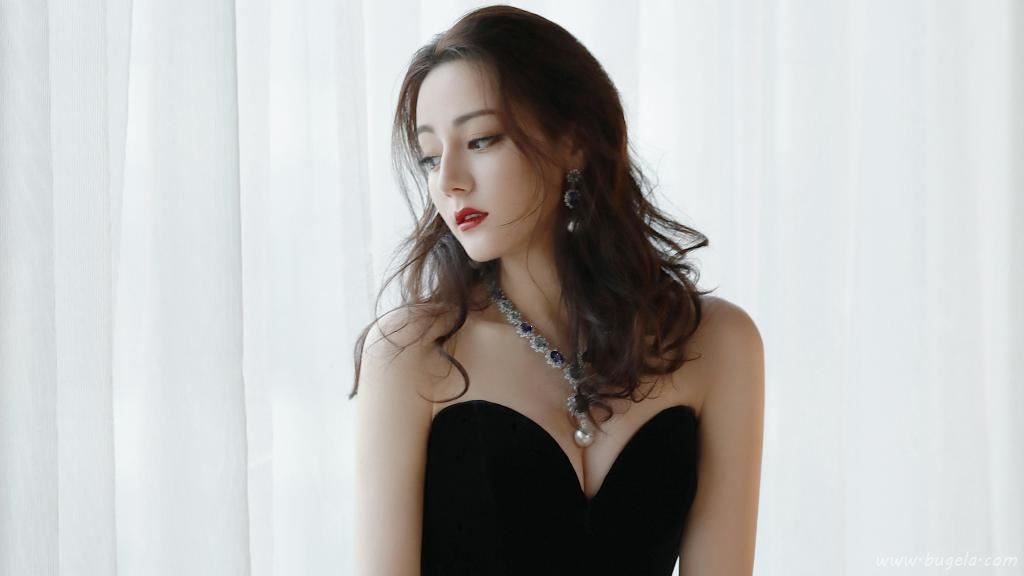 迪丽热巴黑色深V抹胸长裙性感写真图片