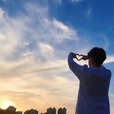 情侣头像一男一女海边,落笔是你图片