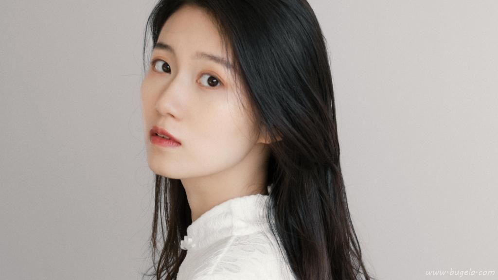 知性优雅美女户外图片