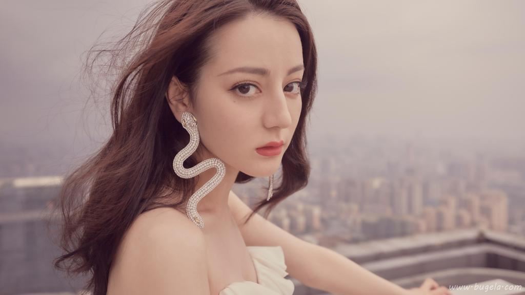 迪丽热巴性感白色长裙优雅写真图片