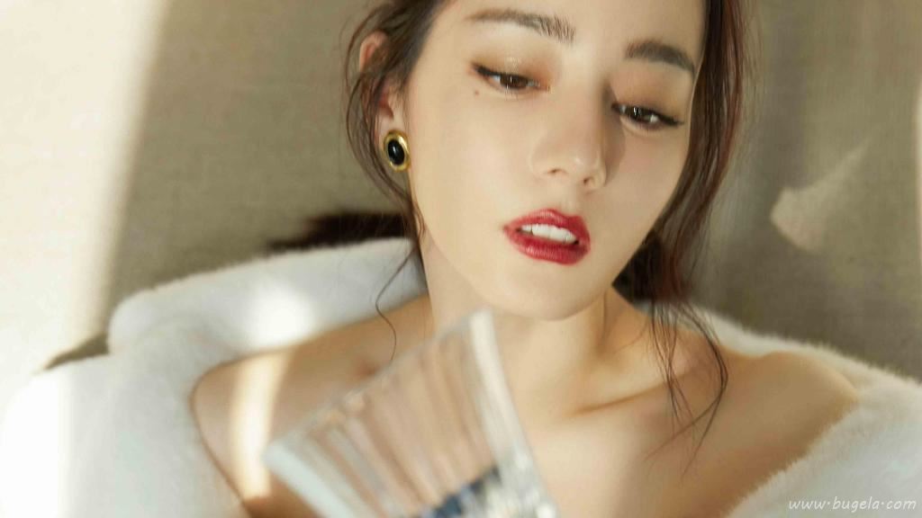 迪丽热巴香肩诱惑写真图片
