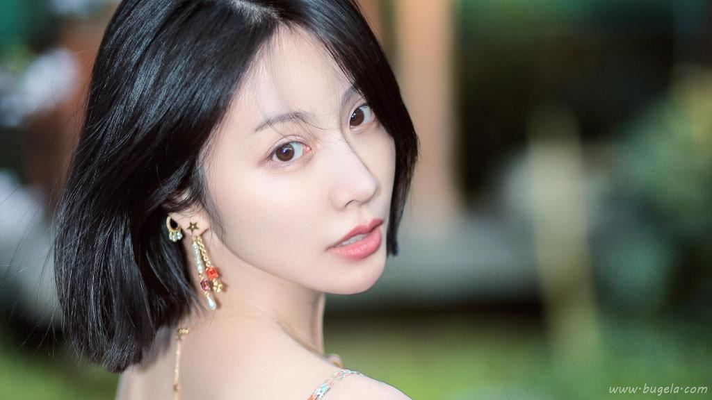 短发美女吊带图片