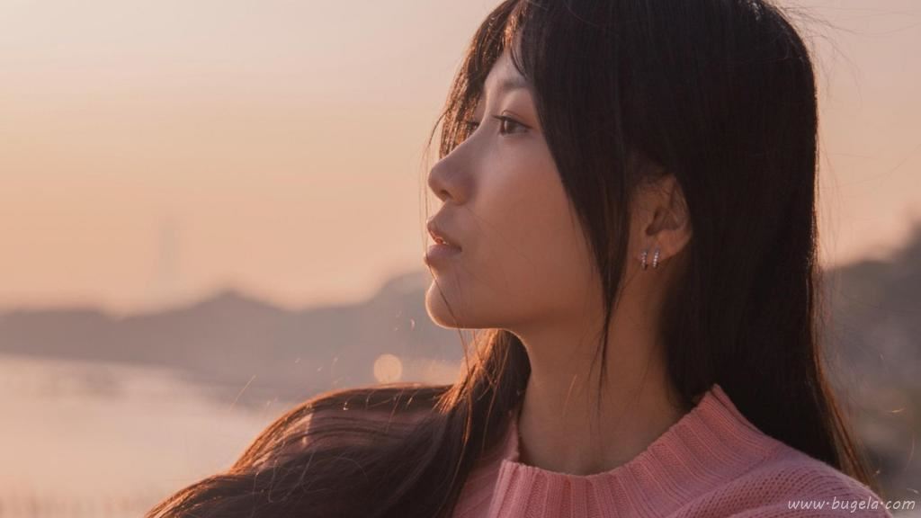 长发美女海边迷人图片