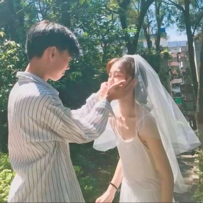 情头像情侣双人两张,喜欢的人也许会迟到,但从不会缺席图片