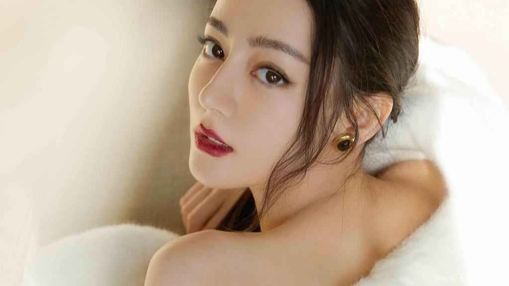 迪丽热巴香肩诱惑写真图片