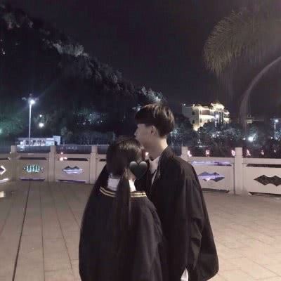 情头像情侣双人两张,喜欢的人也许会迟到,但从不会缺席图片