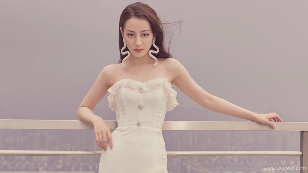 迪丽热巴性感白色长裙优雅写真图片