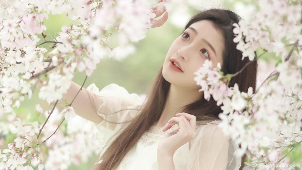 美丽大方的漂亮小姐姐图片