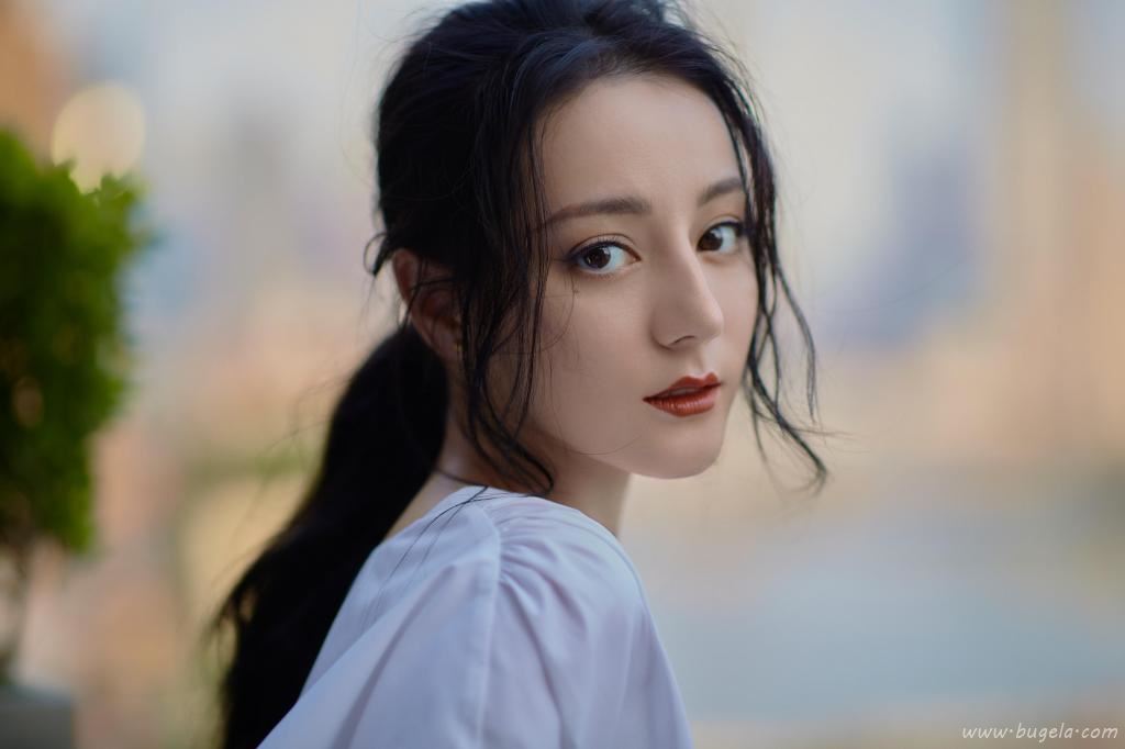 迪丽热巴白色套装优雅大方写真图片