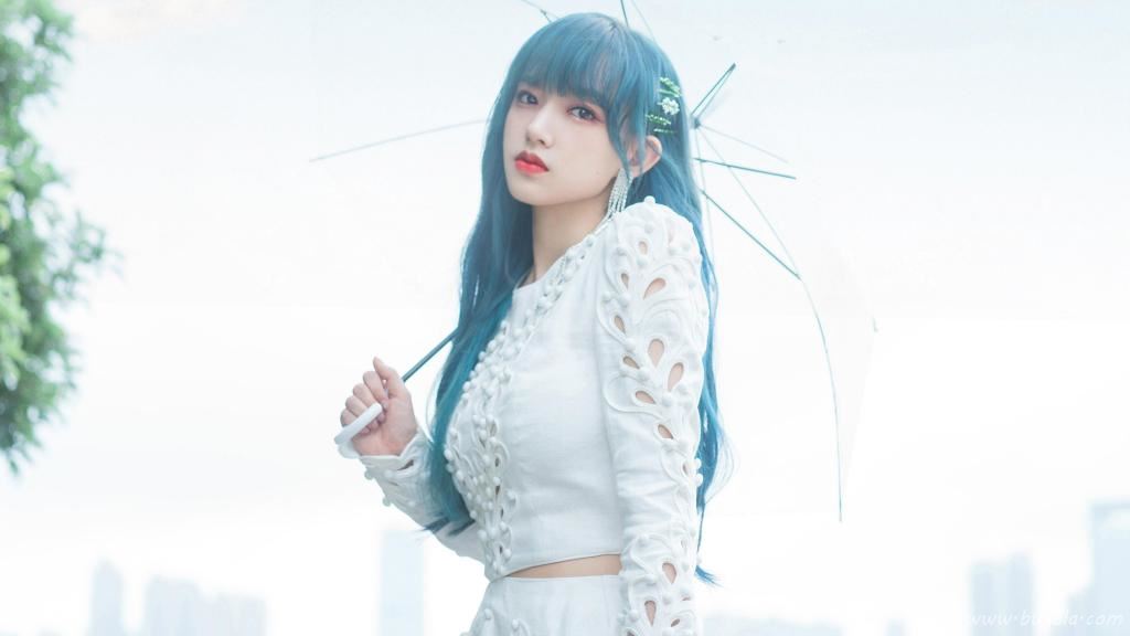 程潇蓝发白裙唯美清新写真图片