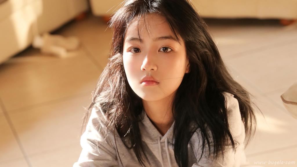 暖色系漂亮美女私房照图片