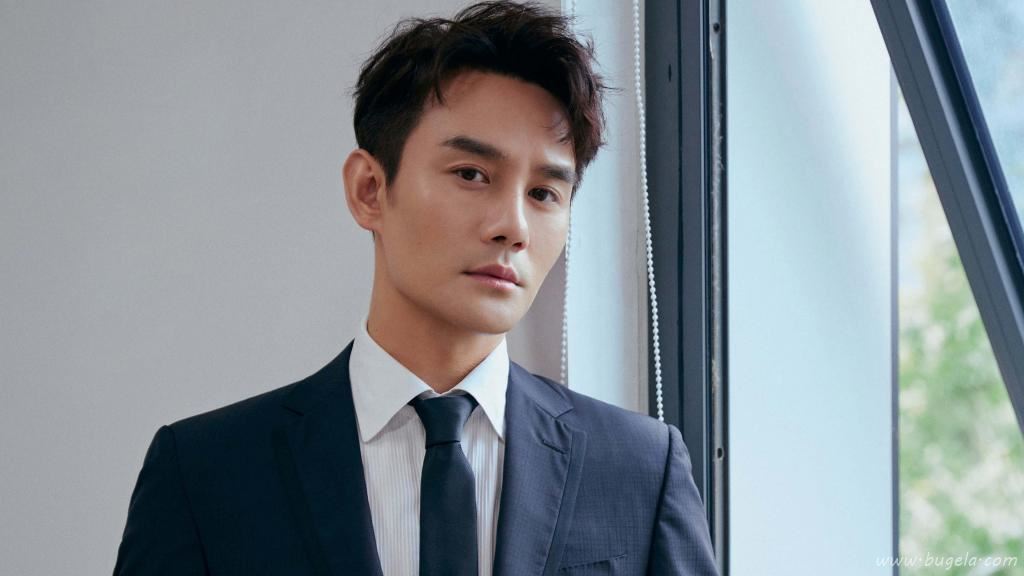 王凯黑色暗格西装夹克时尚写真图片