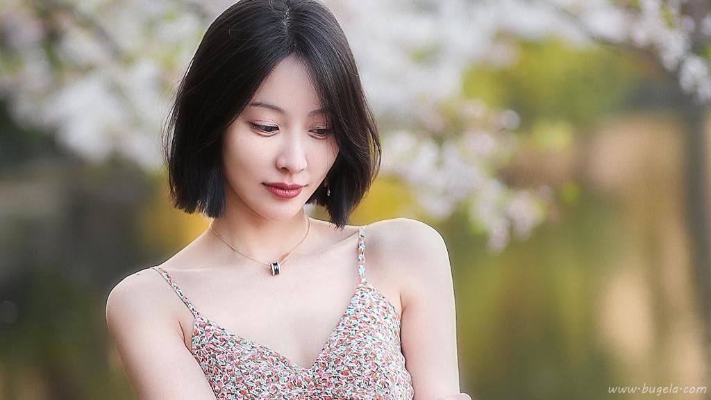 短发美女吊带图片