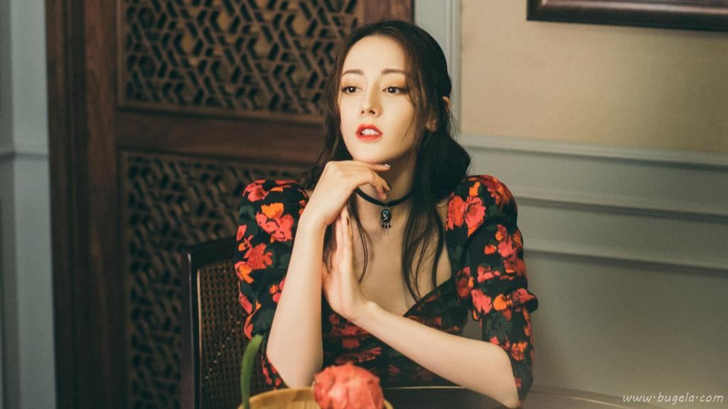迪丽热巴妩媚迷人写真图片