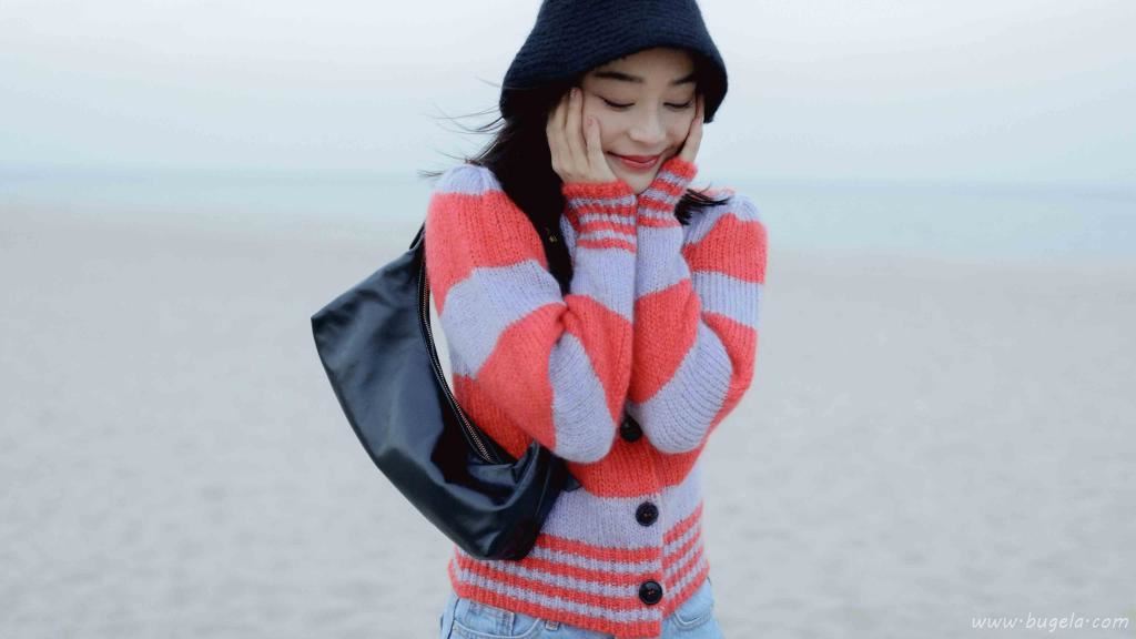 袁姗姗秋日海边元气写真图片