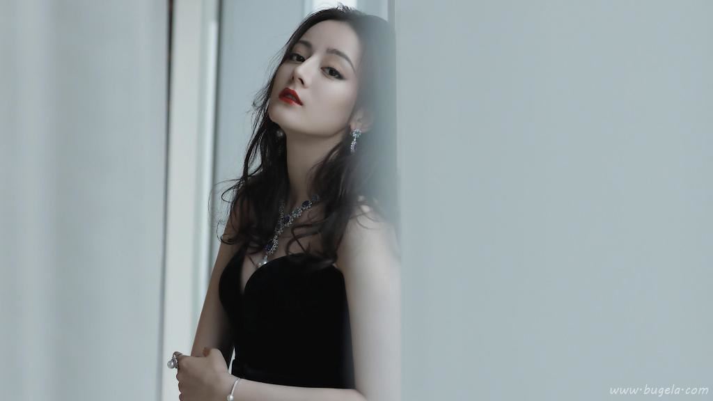 迪丽热巴黑色深V抹胸长裙性感写真图片