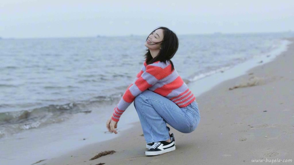 袁姗姗秋日海边元气写真图片