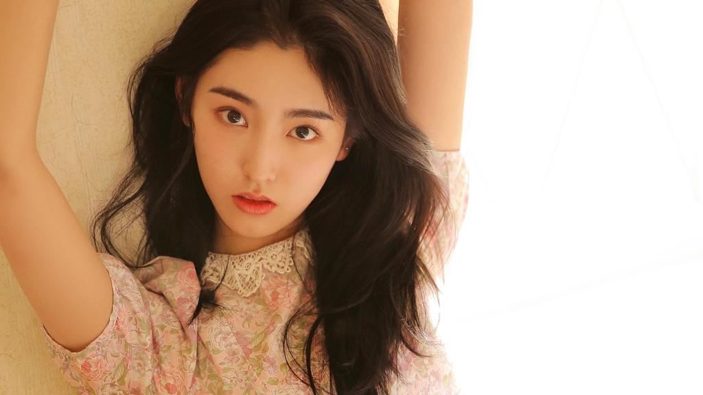 妩媚的迷人美女图片