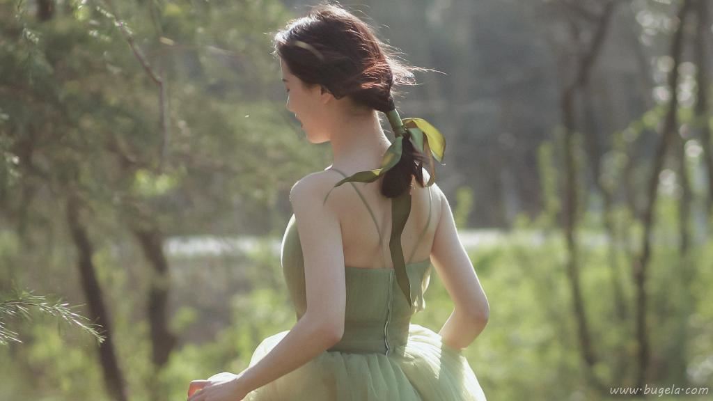 户外森系美女清新优雅图片