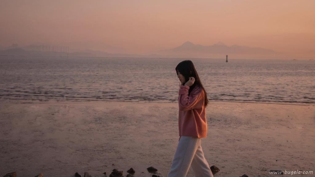 长发美女海边迷人图片