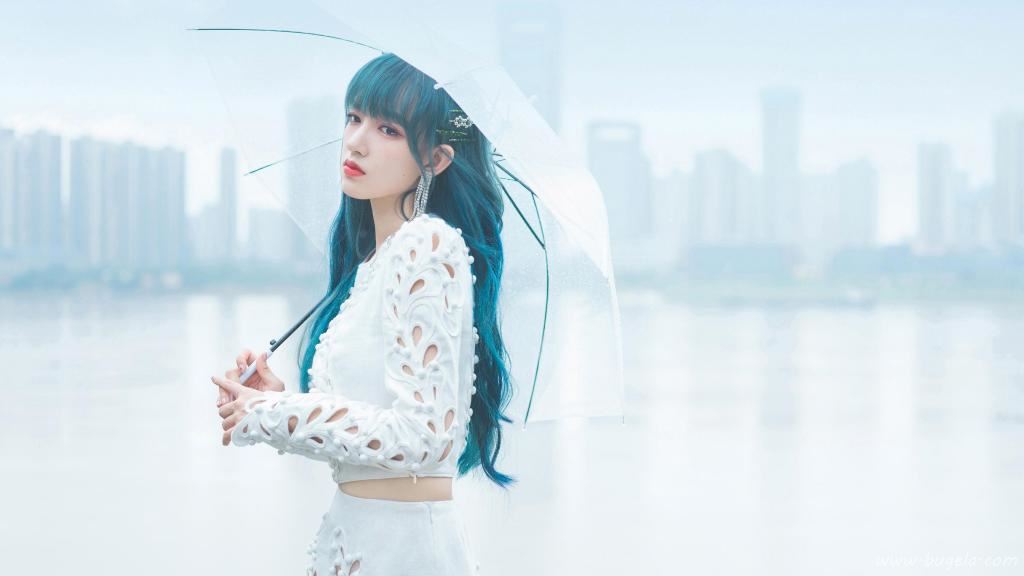 程潇蓝发白裙唯美清新写真图片
