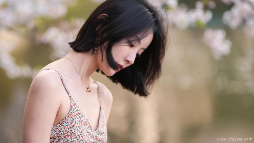 短发美女吊带图片