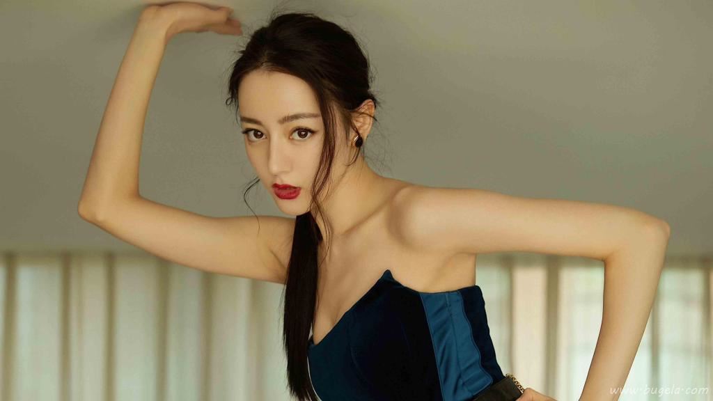 迪丽热巴香肩诱惑写真图片