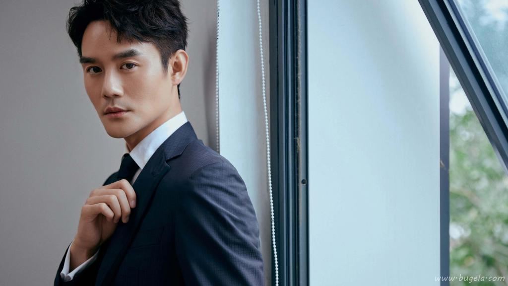 王凯黑色暗格西装夹克时尚写真图片