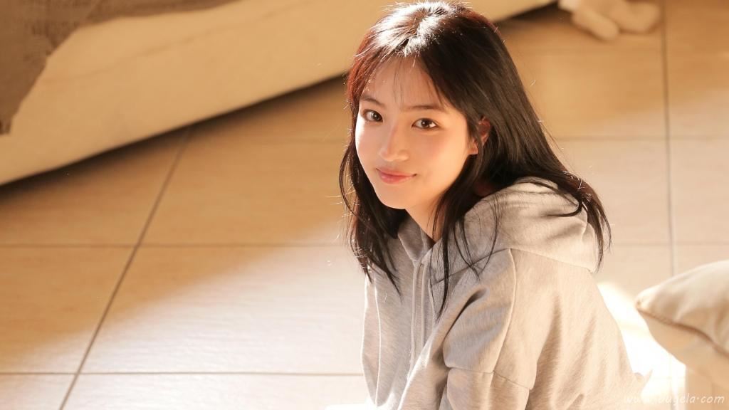 暖色系漂亮美女私房照图片