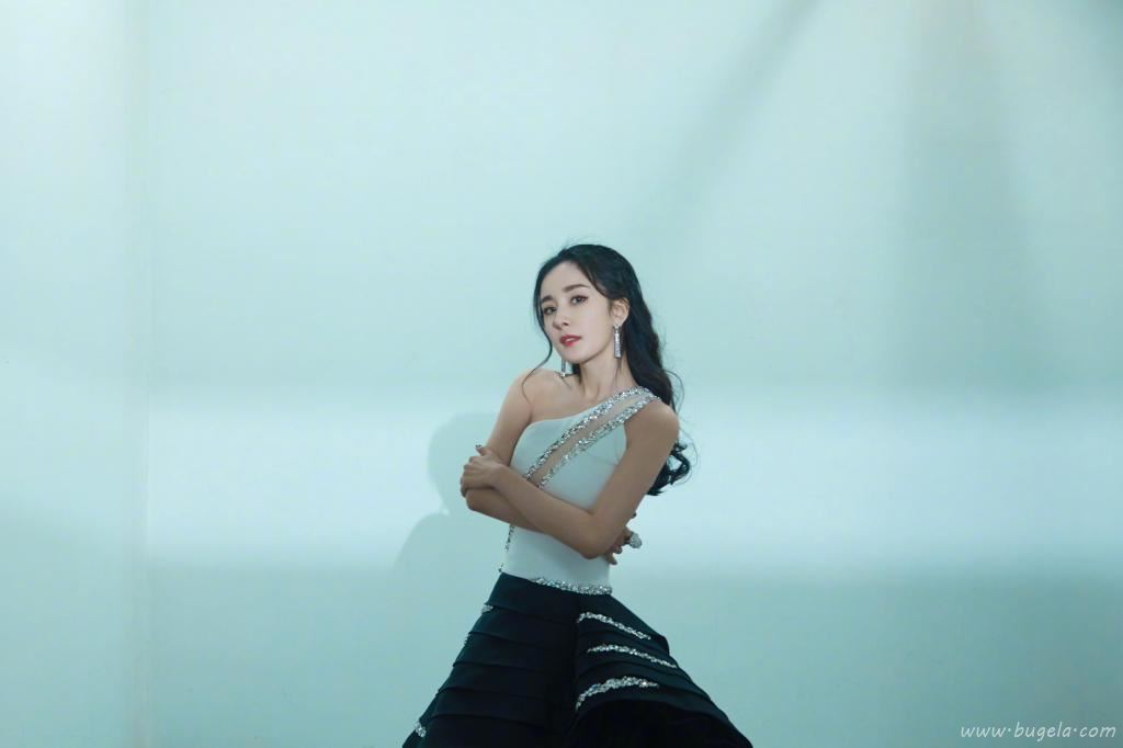 杨幂裸色闪钻长裙礼服写真图片