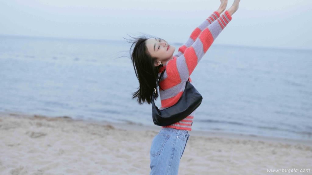 袁姗姗秋日海边元气写真图片