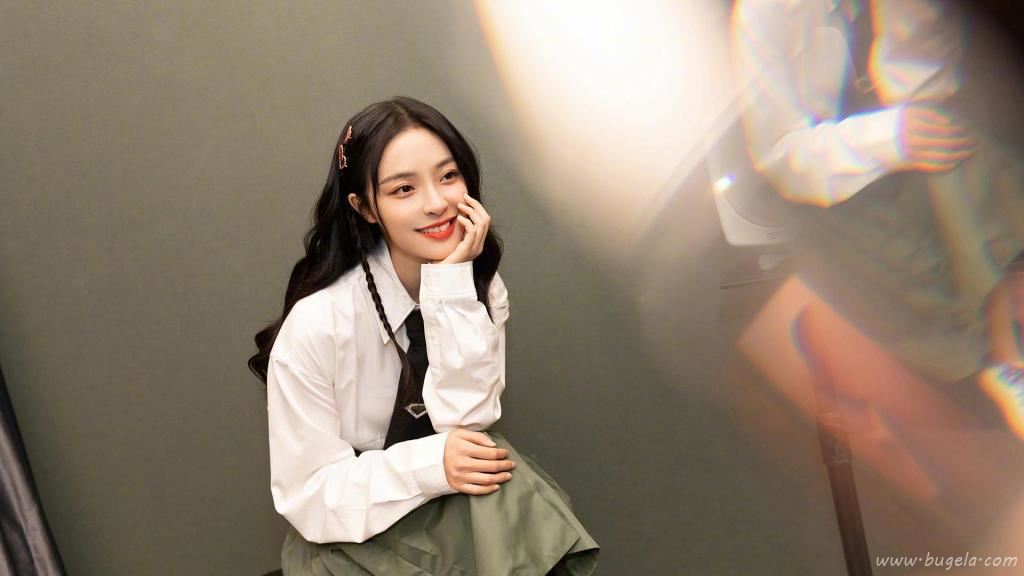 美女主持人李莎旻子甜美写真图片